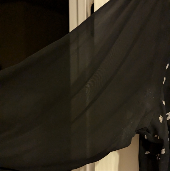 Maurices Black and White Feather Print Blouse size 3 - Picture 5 of 7